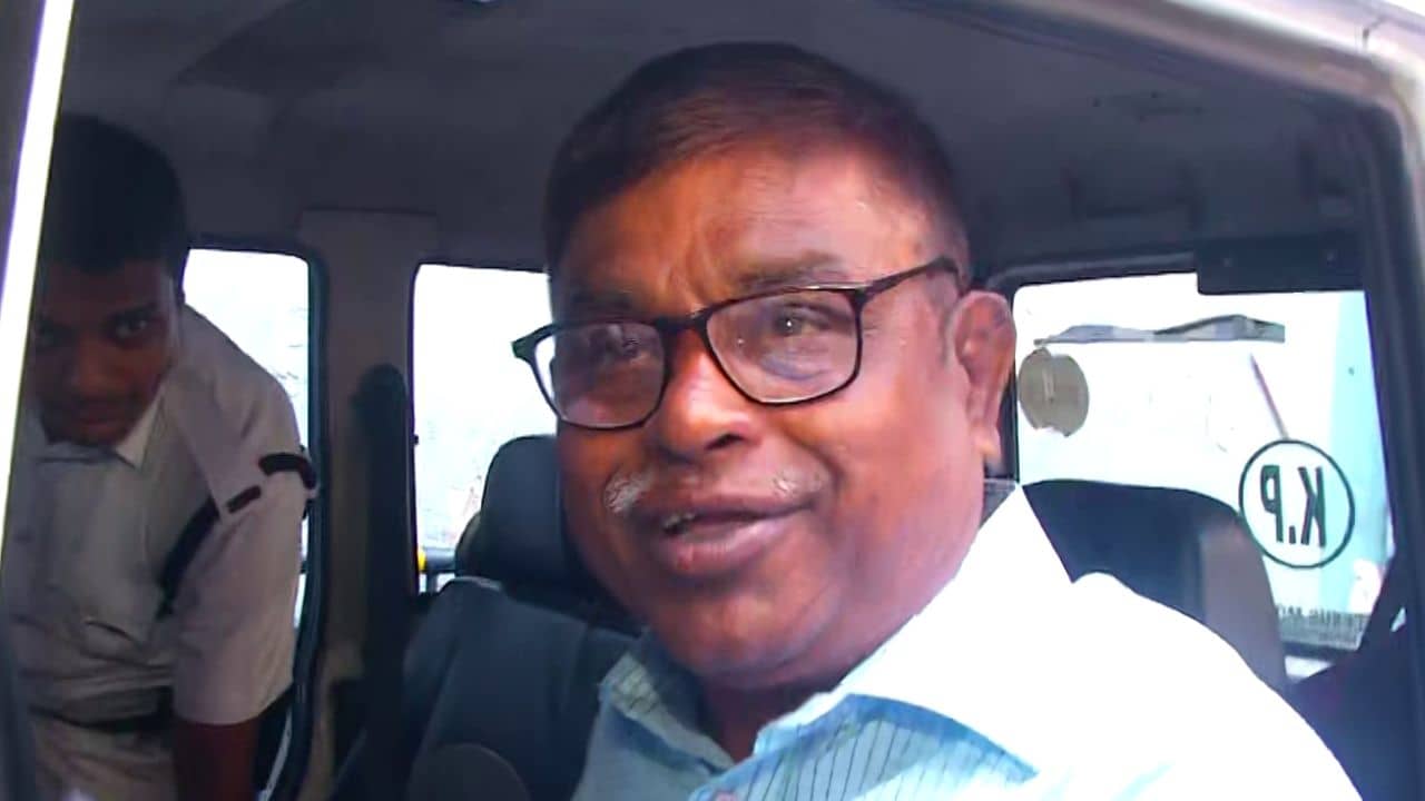 Manik Bhattacharya: ৩০ হাজারের চাকরি কীভাবে হয়েছিল? আদালত চত্বরে বোঝানোর চেষ্টা মানিকের