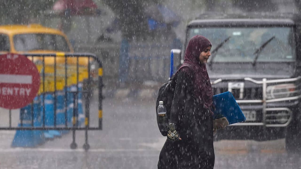 Cyclone Mocha: আজই নিম্নচাপ থেকে ঘূর্ণিঝড়ে পরিণত হবে মোখা? দুপুর থেকে বৃষ্টি শুরু এই জায়গাগুলিতে