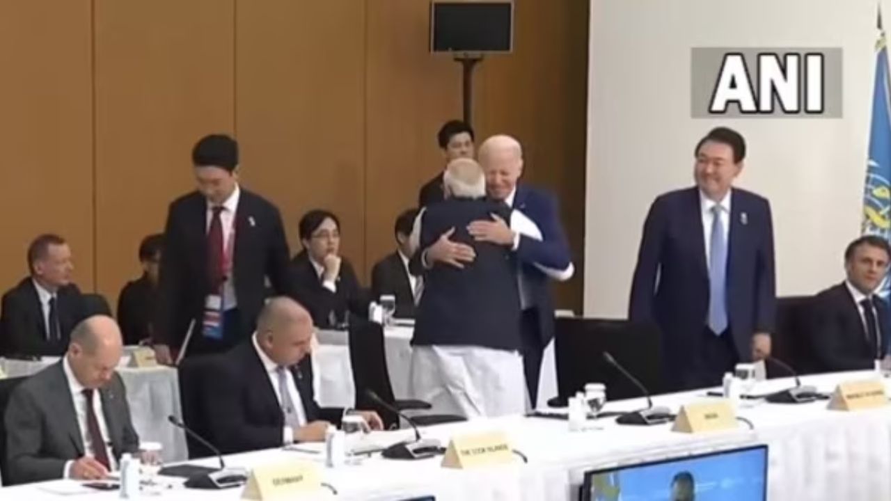 PM Modi Hugs Joe Biden: জি-৭ বৈঠকে মোদীকে দেখেই জড়িয়ে ধরলেন বাইডেন, দেখুন ভিডিয়ো