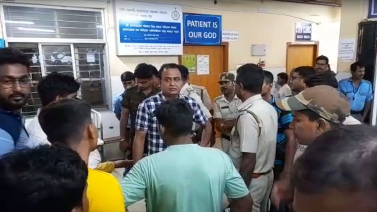 Murshidabad Hospital: হাসপাতাল থেকে বেরিয়ে কীভাবে কোল্ড ড্রিঙ্ক খেতে গেলেন রোগী? মৃত্যু ঘিরে চরম উত্তেজনা