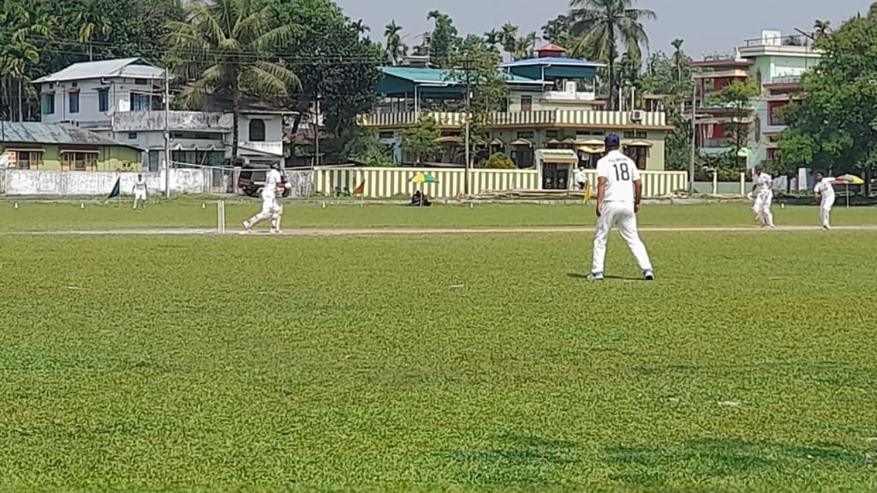 আমন্ত্রণমূলক এই প্রতিযোগিতায় চ্য়াম্পিয়ন হল আলিপুরদুয়ার জেলা সংস্থা। ছ-দলের ক্রিকেট টুর্নামেন্ট। আলিপুরদুয়ার, দার্জিলিং, কালিম্পং, পূর্ব মেদিনীপুর, এবং ঝাড়গ্রামের পাশাপাশি অংশ নেয় একটি সম্মিলিত দল। (ছবি: নিজস্ব)