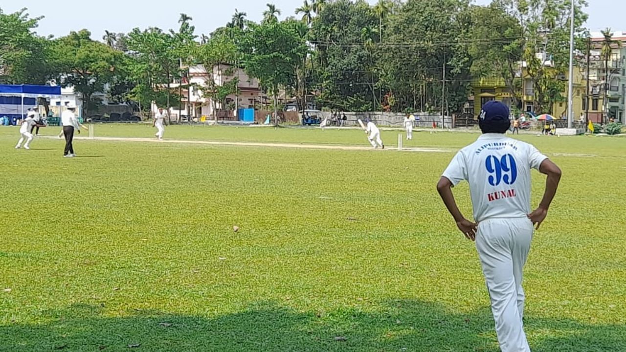 পাঁচ জেলার প্লেয়ার মিলিয়ে সম্মিলিত দল গড়া হয়। টুর্নামেন্টের বাকি ম্য়াচগুলো আলিপুরদুয়ার ও হলদিয়ায় অনুষ্ঠিত হয়। (ছবি: নিজস্ব)