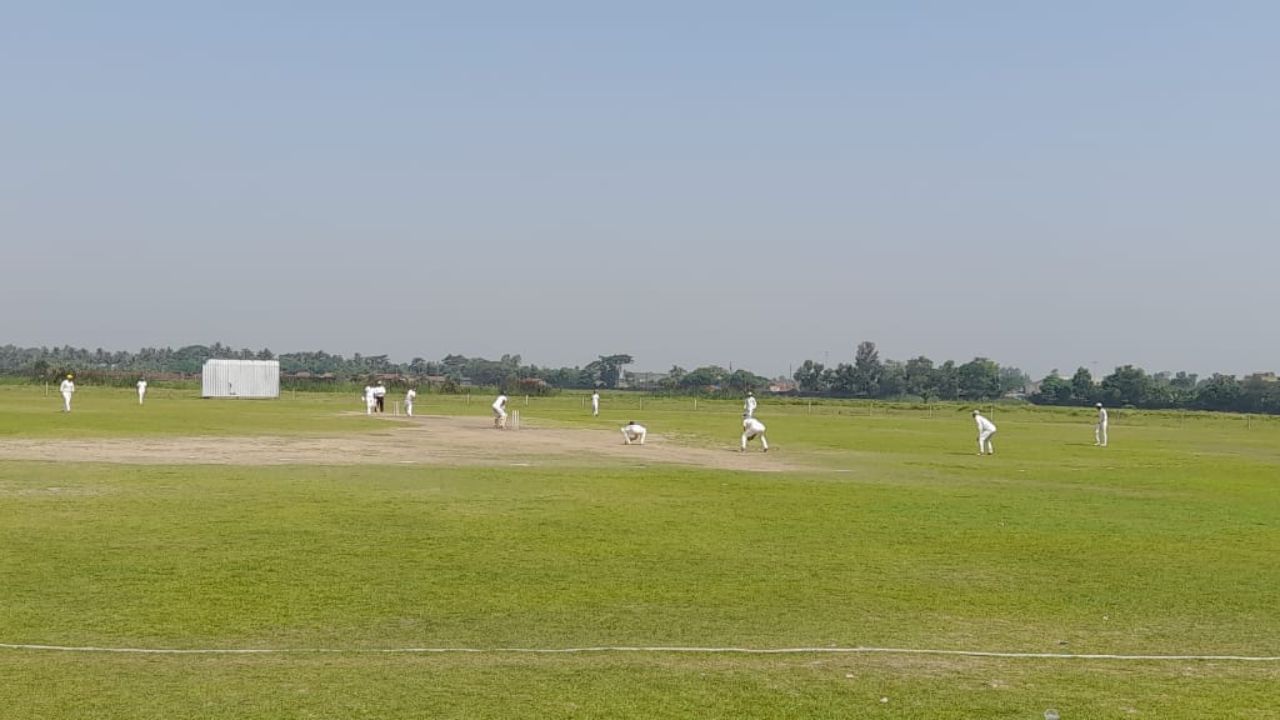 টি-টোয়েন্টি ফরম্য়াটে এই প্রতিযোগিতার ফাইনালে মুখোমুখি হয় সম্মিলিত একাদশ এবং আলিপুরদুয়ার জেলা সংস্থা। সম্মিলিত একাদশ ১৮.৫ ওভারে ১০৯ রানেই অলআউট। আলিপুরদুয়ার জেলা সংস্থার দল ৮ উইকেট হারিয়ে জয়ের লক্ষ্যে পৌঁছায়। (ছবি: নিজস্ব)