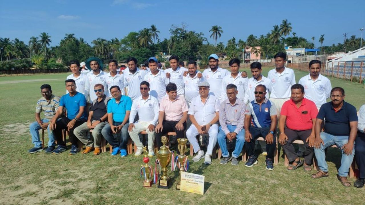 তবে টুর্নামেন্টের ফাইনাল ম্য়াচটি হল অশোকনগর ক্রিকেট মাঠে। সিনিয়র ক্রিকেট টুর্নামেন্ট হলেও প্রচুর তরুণ প্রতিভাবান ক্রিকেটারদেরও দেখা যায় এই টুর্নামেন্টে। (ছবি: নিজস্ব)