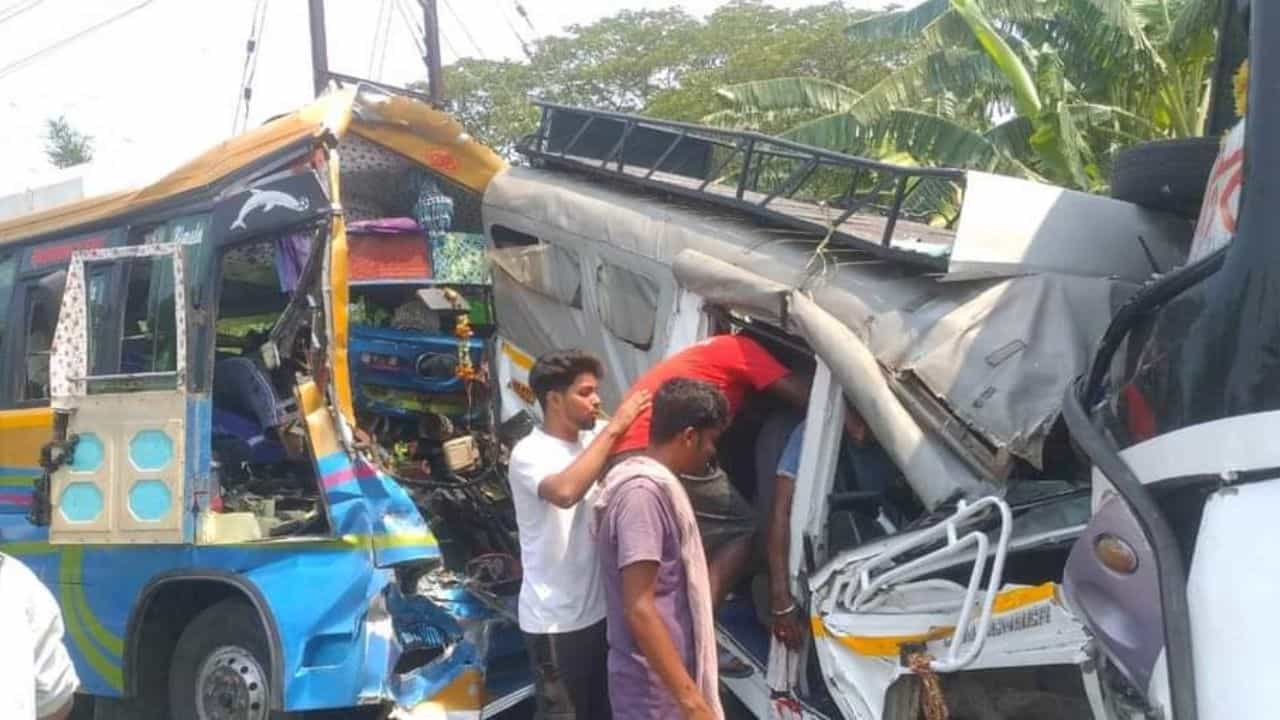Nandigram: বাসের নীচে ঢুকে গেল ট্রেকার, নন্দীগ্রামে ভয়াবহ দুর্ঘটনা Nandigram: বাসের নীচে ঢুকে গেল ট্রেকার, নন্দীগ্রামে ভয়াবহ দুর্ঘটনা