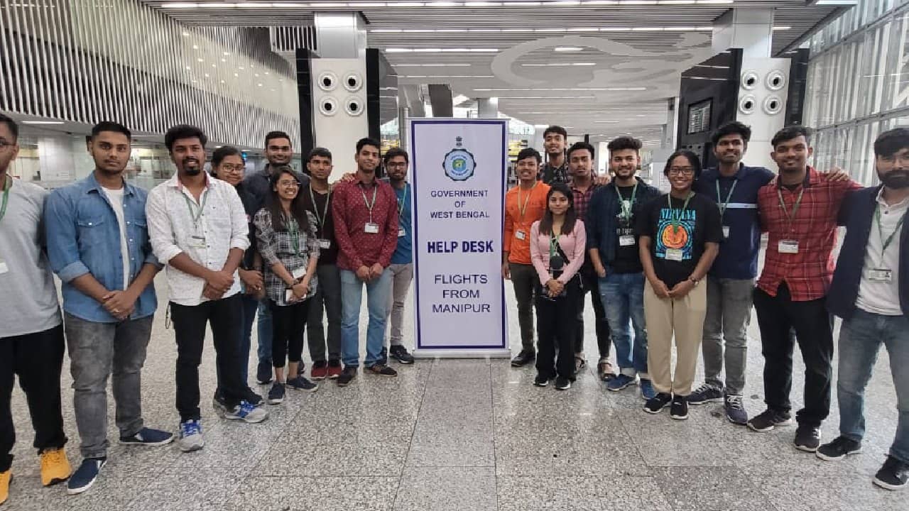 Mamata Banerjee: নবান্নের কন্ট্রোল রুমে একের পর এক ফোন, হিংসা-ধ্বস্ত মণিপুর থেকে ১৮ শিক্ষার্থীকে ফিরিয়ে স্বস্তি মমতার