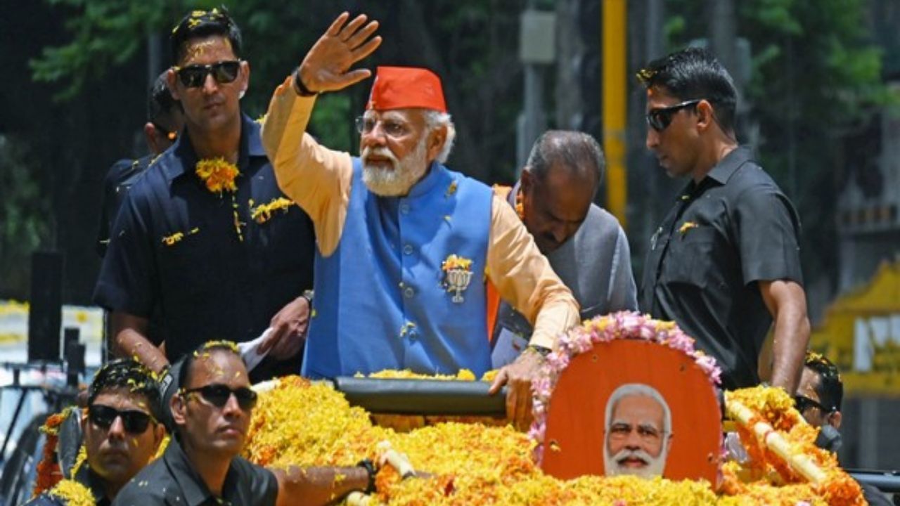 PM Modi Roadshow: শেষবেলায় 'মোদী' স্লোগান ও পুষ্পবৃষ্টির মধ্যেই ১০ কিমি রোড শো মোদীর