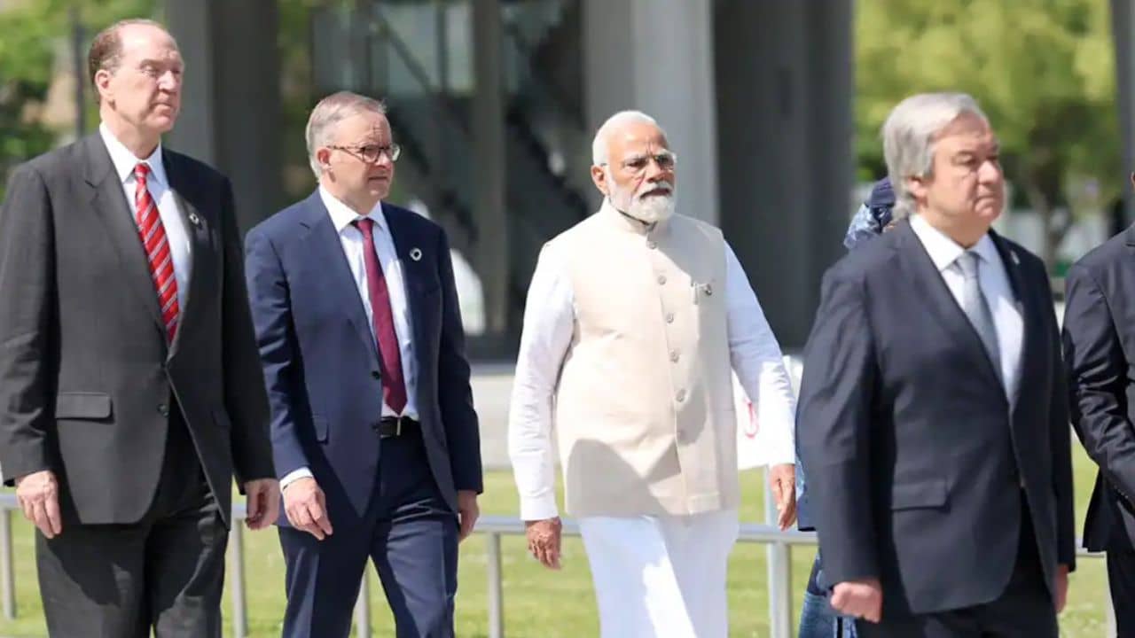 PM Narendra Modi: প্লাস্টিক বোতল পুনর্নবীকরণের মাধ্যমে তৈরি জ্যাকেট পরে জি-৭ মঞ্চে মোদী, কী বার্তা দিলেন?