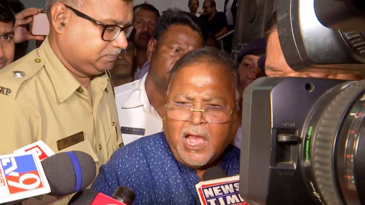 Partha Chatterjee: সেটাই দুর্ভাগ্যের, প্রদীপের নীচেই অন্ধকার, ফোলা পা দেখিয়ে বললেন পার্থ