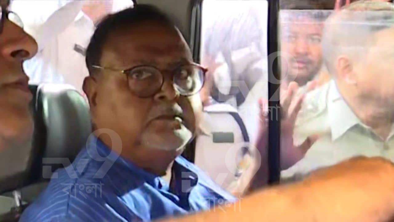 Partha Chatterjee: ৩০০ দিন জেলে কাটিয়ে বন্দিমুক্তি আন্দোলনকারীদের খুঁজছেন পার্থ, কেন?