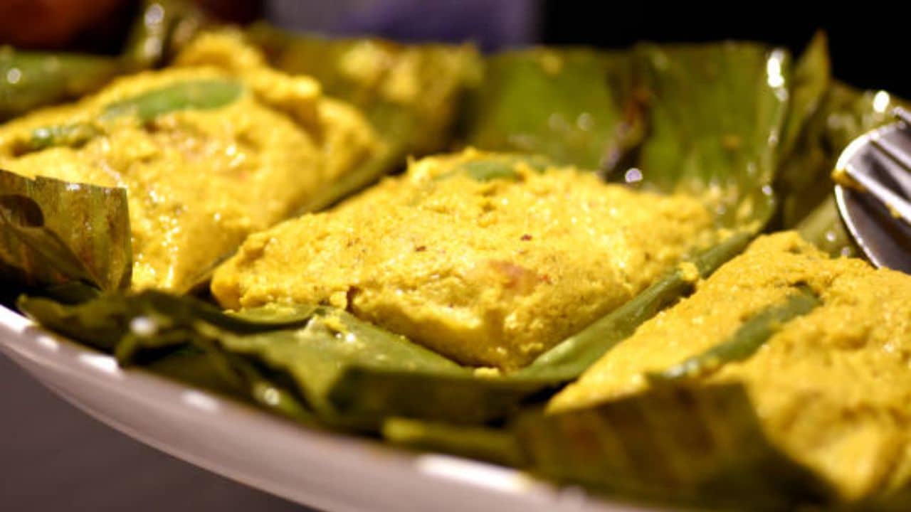 Chicken Paturi: ভেটকি নয়, একঘেঁয়ে মাংসের ঝোলের স্বাদ বদল করতে চিকেন দিয়েই বানিয়ে নিন পাতুরি