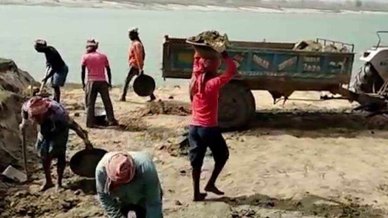 Maldah: ফুলাহার নদীতে অবাধে মাটি পাচার, হাতেনাতে ধরা পড়লেন ২ তৃণমূল কর্মী