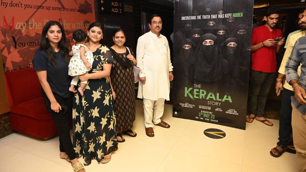 The Kerala Story: আসাধারণ এবং সাহসী প্রচেষ্টা, প্রচার শেষ হতেই সপরিবারের কেরালা স্টোরিদেখলেন কেন্দ্রীয় মন্ত্রী