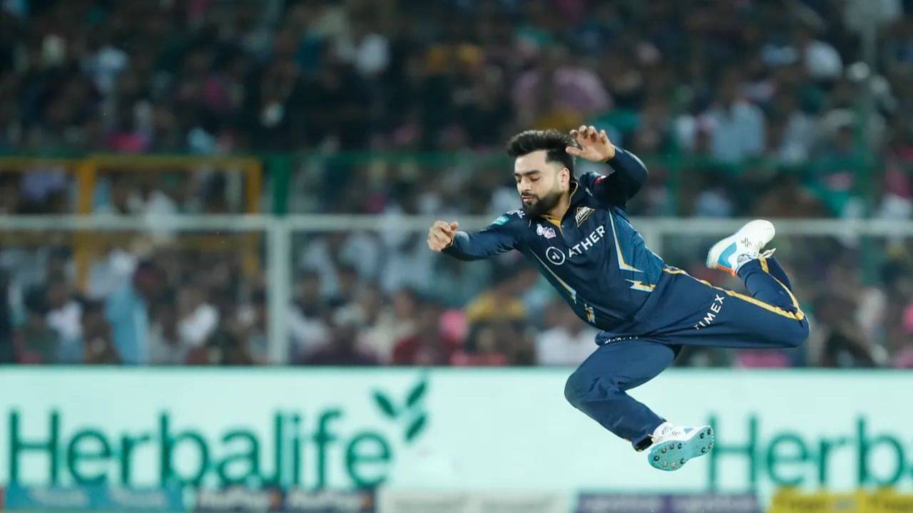 Rashid Khan Watch Video: বুকে বিঁধল বোল্টের ছক্কা, সুশ্রুষার জন্য গ্যালারিতে রশিদ!