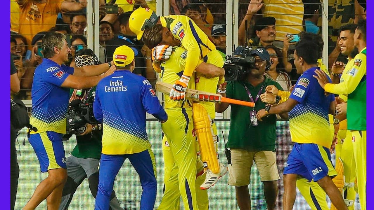 Ravindra Jadeja: একেই বলে কর্মফল! ম্যাচ জিতিয়ে ধোনির কোলে জাডেজা