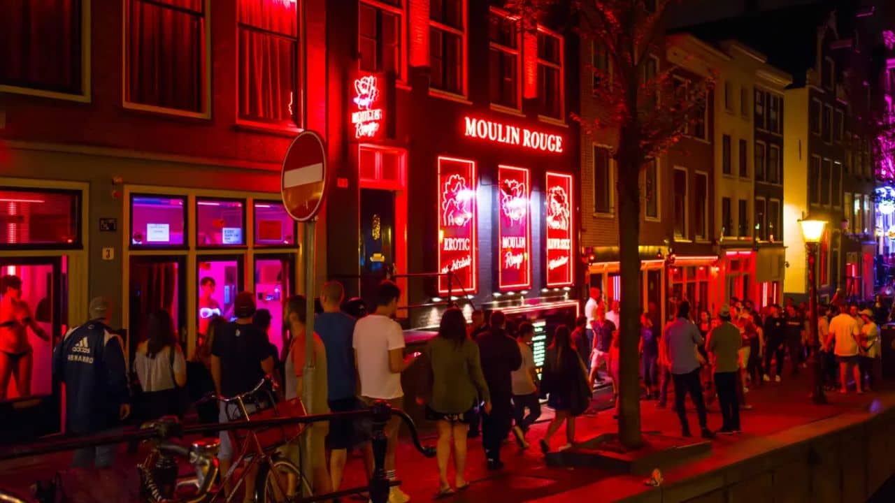 Marijuana: রাস্তাঘাটে গাঁজায় টান আর নয়, যৌনতায় ভরপুর এই পর্যটনকেন্দ্রে কড়া প্রশাসন