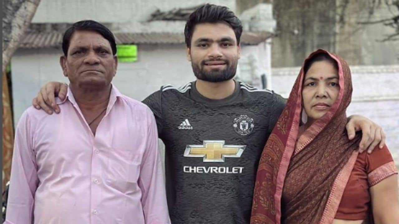 Rinku Singh : পা ছুঁয়ে প্রণাম খুদে অনুরাগীদের, আলিগড়ের হিরো এখন রিঙ্কুই