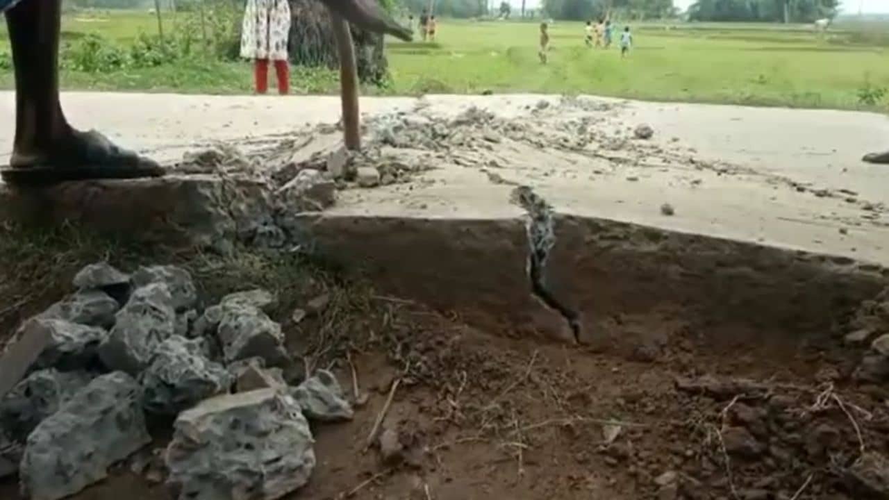 Crack in Roads: বিকট শব্দ, তারপরই রাস্তায় রহস্যজনকভাবে আড়াআড়ি ফাটল! হইচই ভাতারে