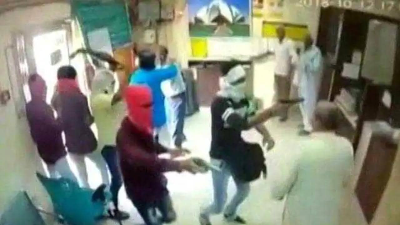 ভর সন্ধ্যায় টিটাগড়ে ডাকাতদের তাণ্ডব, সোনার দোকানে চলল গুলি, মৃত মালিকের ছেলে