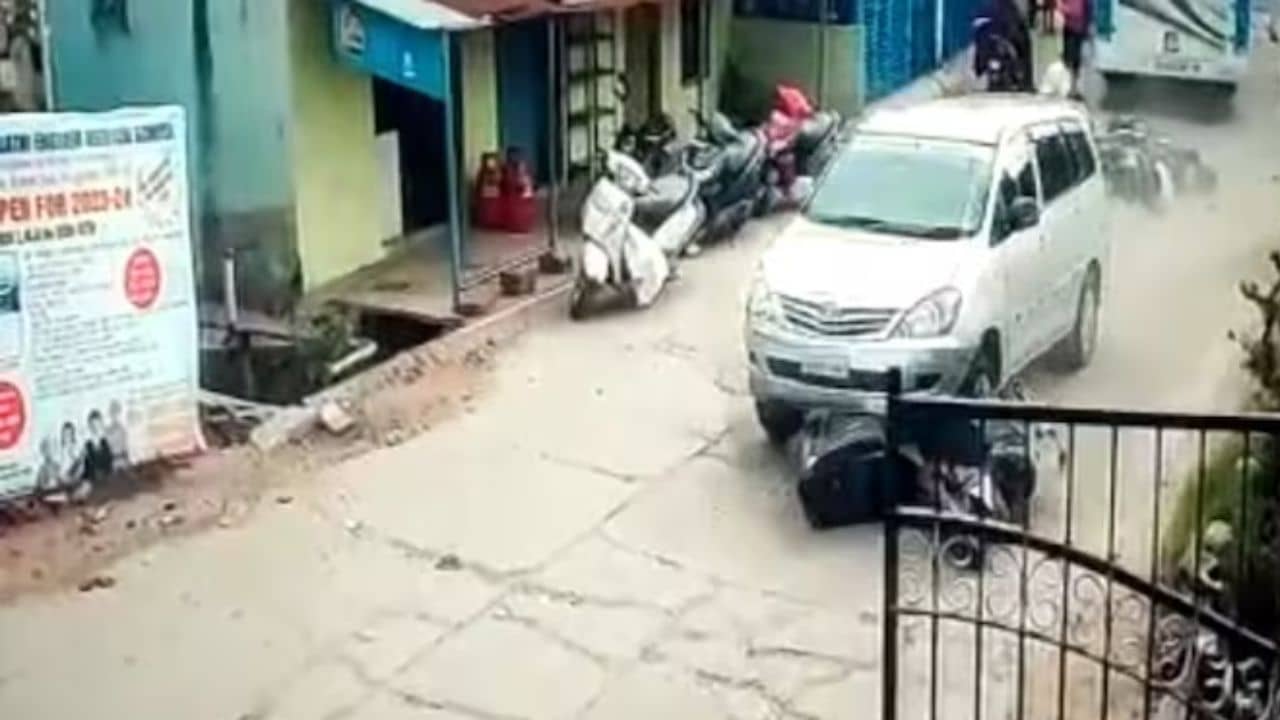 Shocking: পুলিশের হাত থেকে বাঁচতে ফুটপাতে SUV, কয়েকজনকে ধাক্কা মেরে দু-চাকার গাড়িকে টেনে নিয়ে গেল, তারপর...