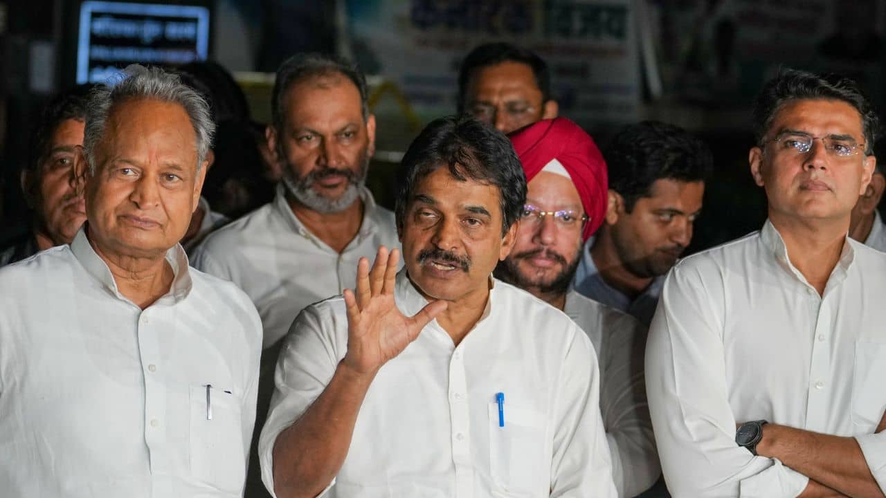 Ashok Gehlot-Sachin Pilot: রাহুলের সামনে পিকচার পারফেক্ট গেহলট-পাইলট, মিষ্টি হাসির আড়ালেই চওড়া ফাটল?