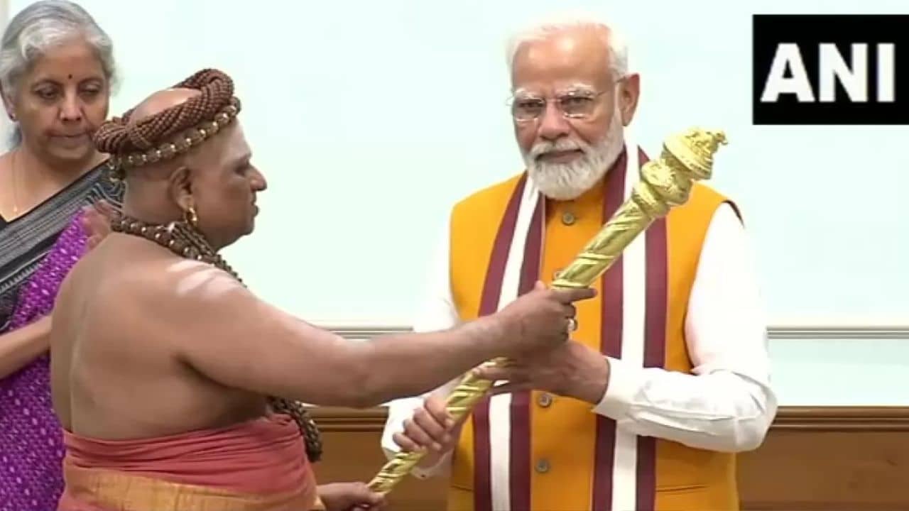 Sengol: নয়া সংসদ ভবন উদ্বোধনের প্রাক্কালে মোদীর হাতে সেঙ্গোল তুলে দিলেন অধিনাম সন্তরা