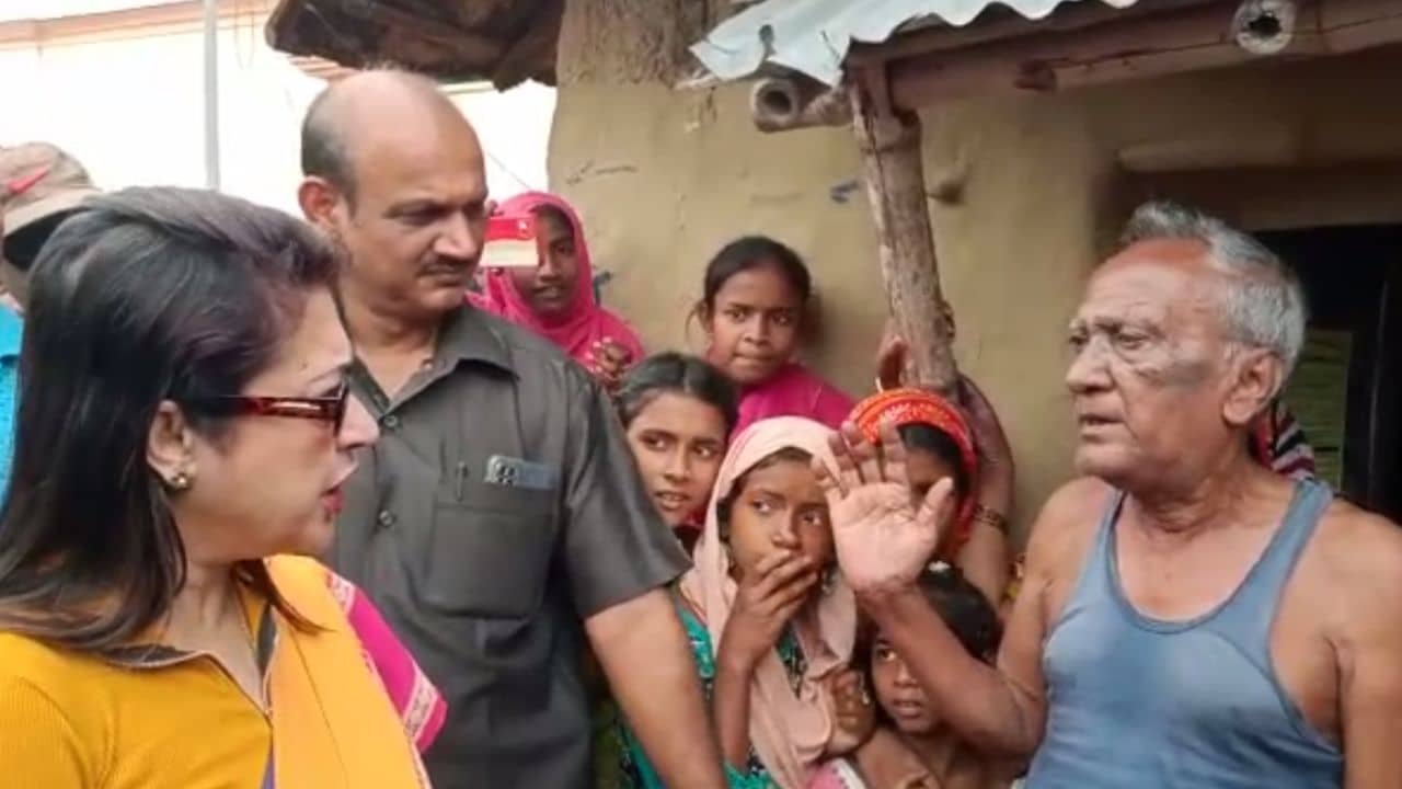 Shatabdi Roy: রাস্তা নেই, মিলছে না লক্ষ্মীর ভান্ডারের টাকা! শতাব্দীকে সামনে পেয়েই ক্ষোভ উগরে দিলেন গ্রামের মানুষ