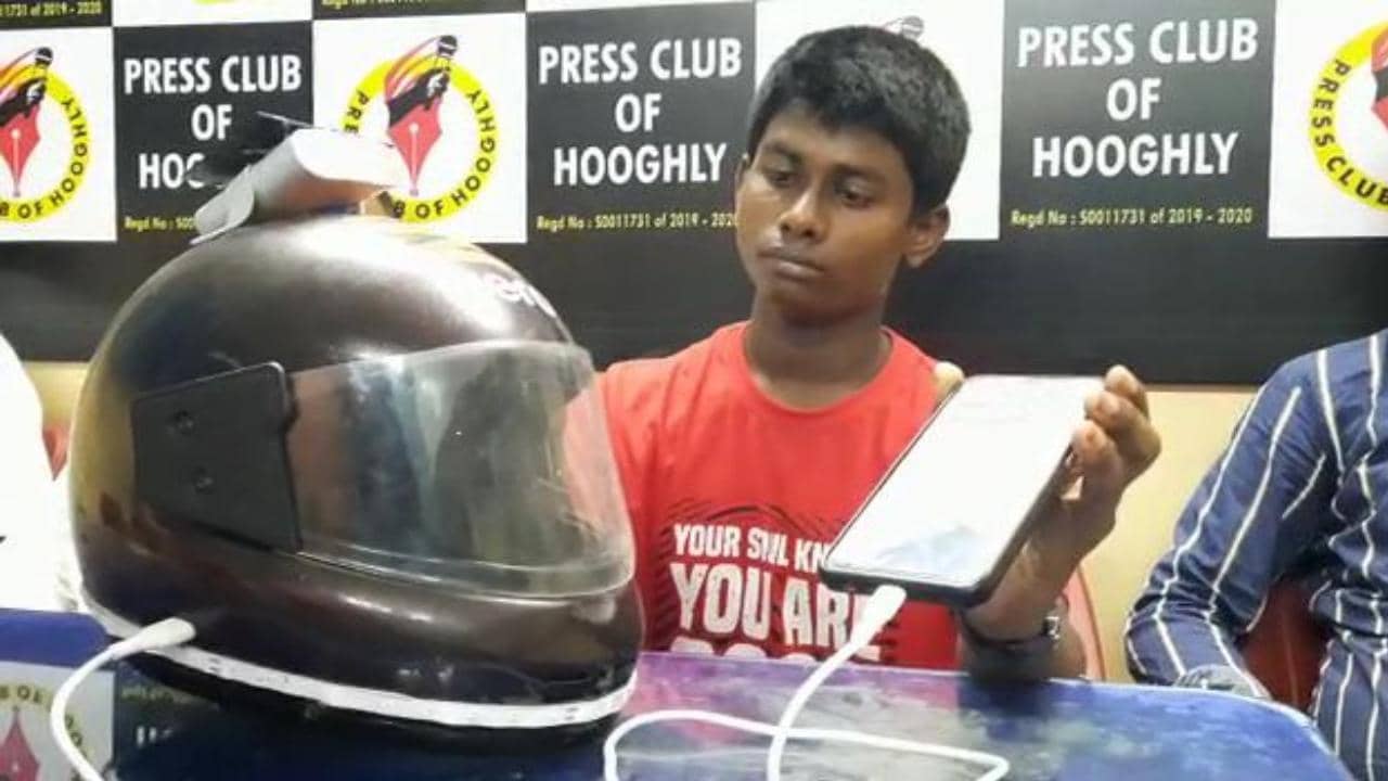 Smart Helmet: হেলমেট থেকেই দেওয়া যাবে মোবাইল চার্জ, জ্বলবে আলো! স্মার্ট হেলমেট তৈরি করে তাক লাগাচ্ছে হুগলির খুদে পড়ুয়া