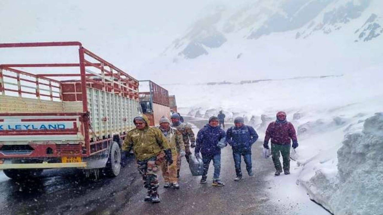 Snowfall: তুষারপাতে বিধ্বস্ত লাহুল-স্পীতিতে আটকে পর্যটকরা, ২৪ ঘণ্টা পর ২৫০ জনকে উদ্ধার