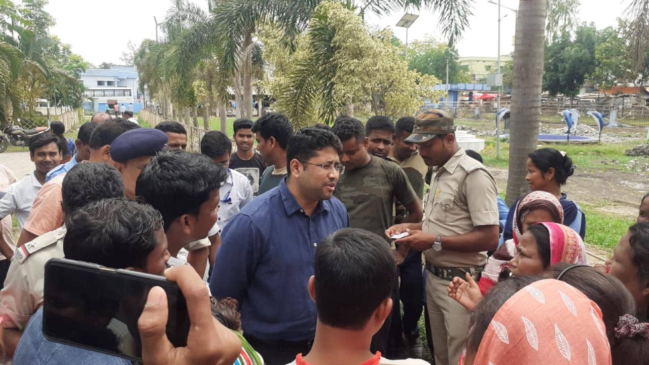 South Dinajpur: নামেই পুরসভা, দীর্ঘদিন ধরেই বেহাল অবস্থা রাস্তার, বিডিও অফিসে ক্ষোভে ফেটে পড়লেন এলাকার বাসিন্দারা