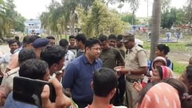 South Dinajpur: নামেই পুরসভা, দীর্ঘদিন ধরেই বেহাল অবস্থা রাস্তার, বিডিও অফিসে ক্ষোভে ফেটে পড়লেন এলাকার বাসিন্দারা South Dinajpur: নামেই পুরসভা, দীর্ঘদিন ধরেই বেহাল অবস্থা রাস্তার, বিডিও অফিসে ক্ষোভে ফেটে পড়লেন এলাকার বাসিন্দারা