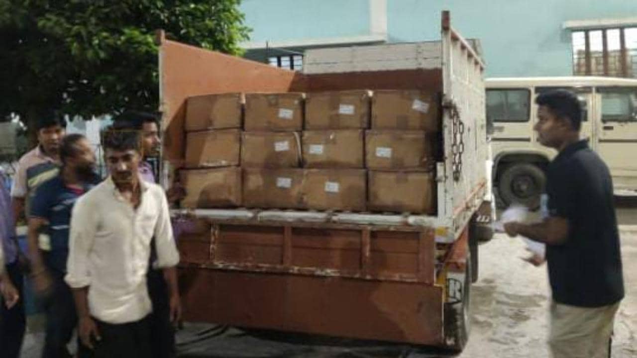 South Dinajpur: গোপন সূত্রেই বাজিমাত, বাংলাদেশে পাচারের আগে পুলিশের জালে প্রায় ১৮ লক্ষ টাকার নিষিদ্ধ কাপ সিরাপ