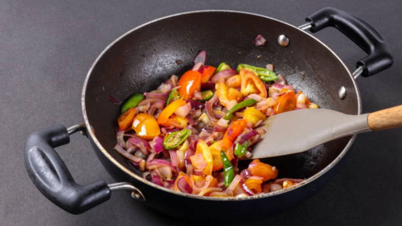 খাবার পাতে শাক-সবজির পরিমাণ বাড়িয়ে দিন। কারণ শাক-সবজি খেলে হজমের সমস্যা আপনাআপনিই অনেকটা কমে। কারণ, শাক-সবজি দ্রুত হজম হয়। এবং হজমশক্তি বৃদ্ধি করতে সাহায্য করে। সব চেয়ে ভাল ফল পাওয়া যায় যদি সবজি কাঁচা খাওয়া যায়। এতে হজমশক্তি আরও উন্নত হয়।