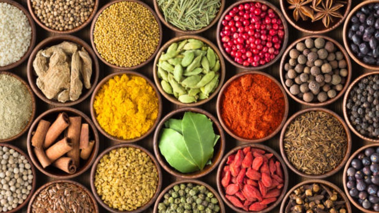 যিনি রান্না করেন তাঁর যেমন বিরক্ত লাগে তেমনই একই হাতের রান্না খেতে রোজদিন ভাল লাগে না। রান্না পুরোটাই কেমিস্ট্রি। অতিরিক্ত নুন, লঙ্কা, মশলা পড়লেও খাবারের সেই স্বাদ থাকে না। 