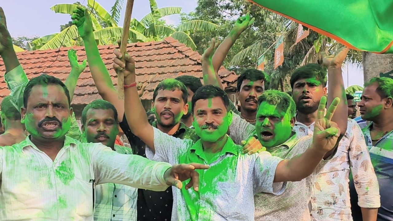 TMC: জেলায় অভিষেকের 'নবজোয়ার'-র আগে তমলুকে উড়ল সবুজ আবির, সমবায়ে জয় তৃণমূলের