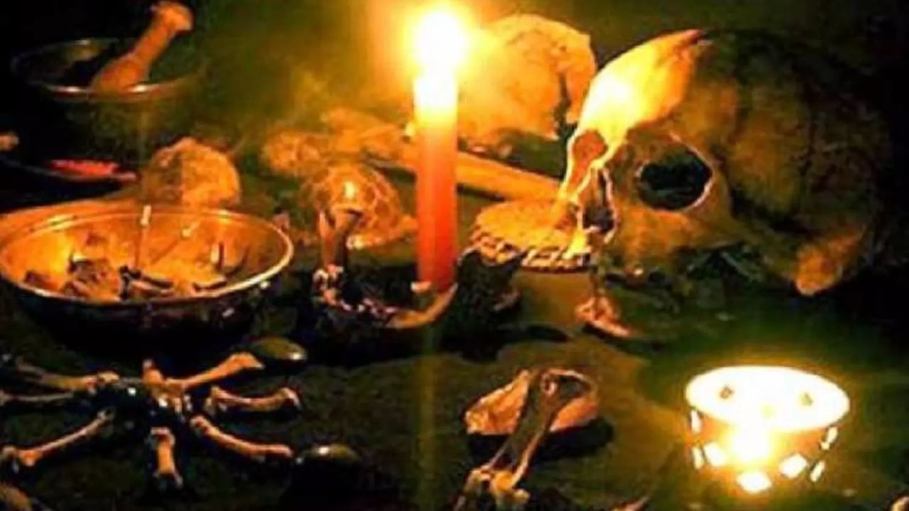 Witch Doctor: জ্বর সারাতে মহারাষ্ট্র থেকে কর্নাটকে বাবা-মা, তান্ত্রিকের পিটুনিতে মৃত্যু ছেলের