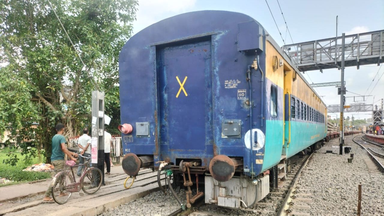 Derailed বারুইপুরে স্টেশনে লাইনচ্যুত মালগাড়ি, অল্পের জন্য এড়াল বড়
