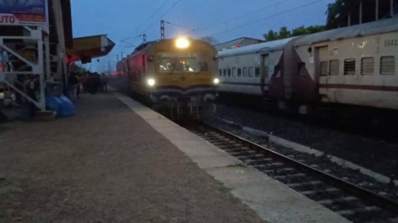 Arambagh: তীব্র ঝড়ের দাপটে ছিঁড়ে গেল ওভারহেডের তার, আরামবাগে বন্ধ ট্রেন চলাচল