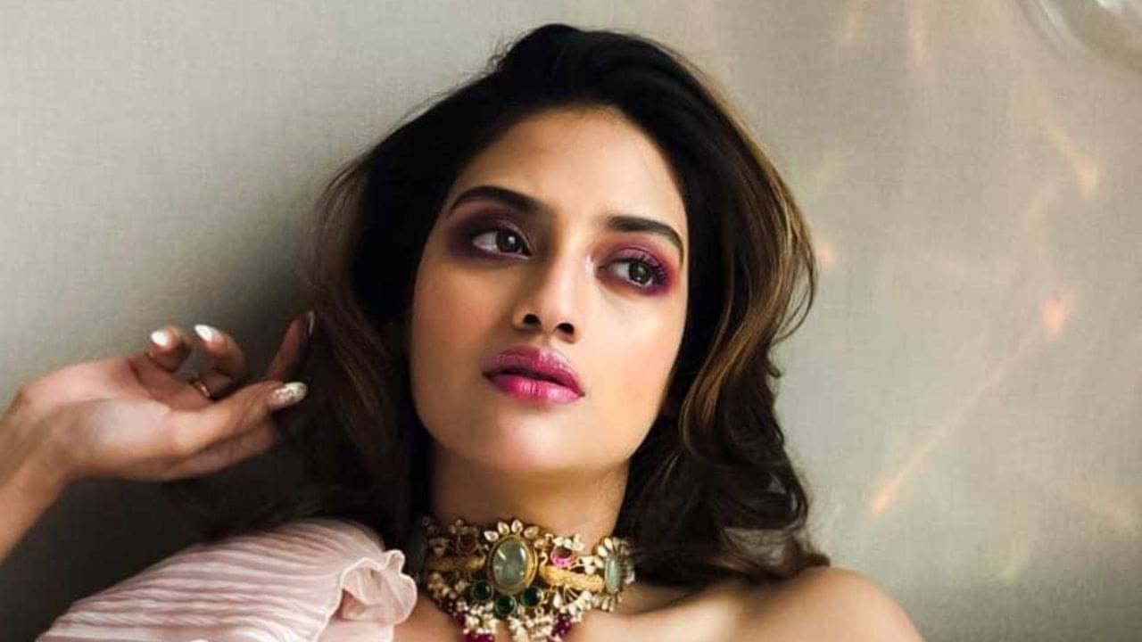 Nusrat Jahan: কপালে বিয়ের চিহ্ন! নুসরতের নতুন ছবি দেখে তুলোধনা, পোশাকও অদ্ভুত!