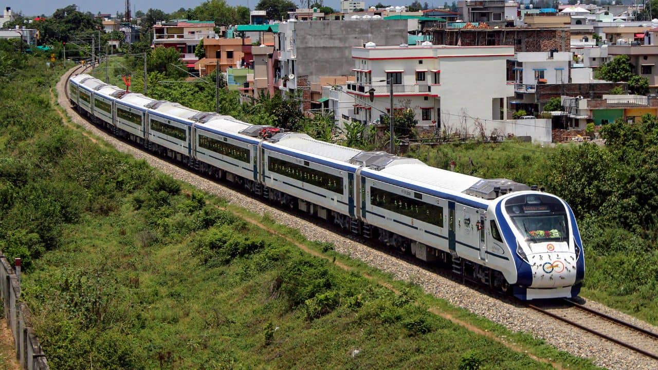 Vande Bharat Express: ঘণ্টায় ১৩০ কিমি গতিতে ছোটে বন্দে ভারত,  NJP-Guwahati রুটে প্রশ্নের মুখে হাতির নিরাপত্তা