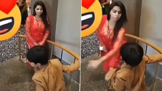 Viral Video: একসঙ্গে দুটো গার্লফ্রেন্ডকে নিয়ে খুল্লমখুল্লা রোম্যান্স! শেষমেশ ছেলেটার কী পরিণতি হল, দেখুন