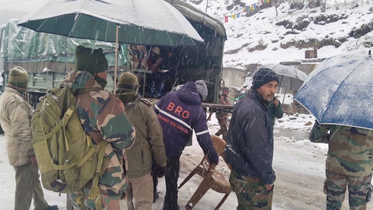 Sikkim: নাথুলায় তুমুল বৃষ্টি, আটকে থাকা পর্যটকদের উদ্ধার সেনার