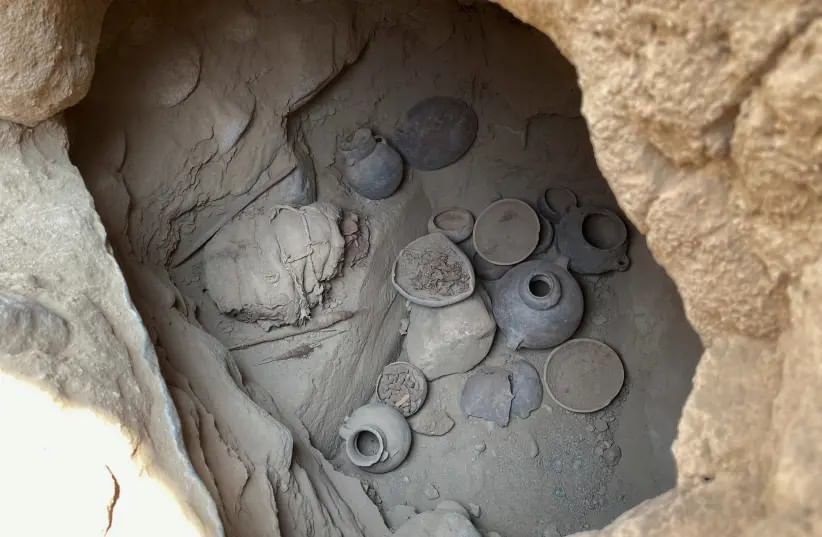 A ѕрookу underground tomb in Peru has yielded a thousand-year-old mummy found in a fetal position.