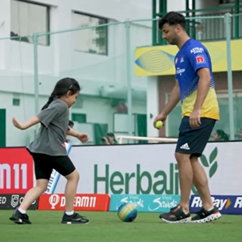 আসলে আইপিএলের পক্ষ থেকে সোশ্যাল মিডিয়ায় একটি মিষ্টি ভিডিয়ো শেয়ার করা হয়েছে। যেখানে সিএসকের ক্রিকেটারদের সন্তানদের দেখা গিয়েছে ট্রেনিং ক্যাম্প দখল করতে। সেখানে ছোট্ট জিভাকে দেখা গিয়েছে ফুটবল খেলতে। (ছবি-আইপিএল টুইটার ভিডিয়ো স্ক্রিনশট)
	
