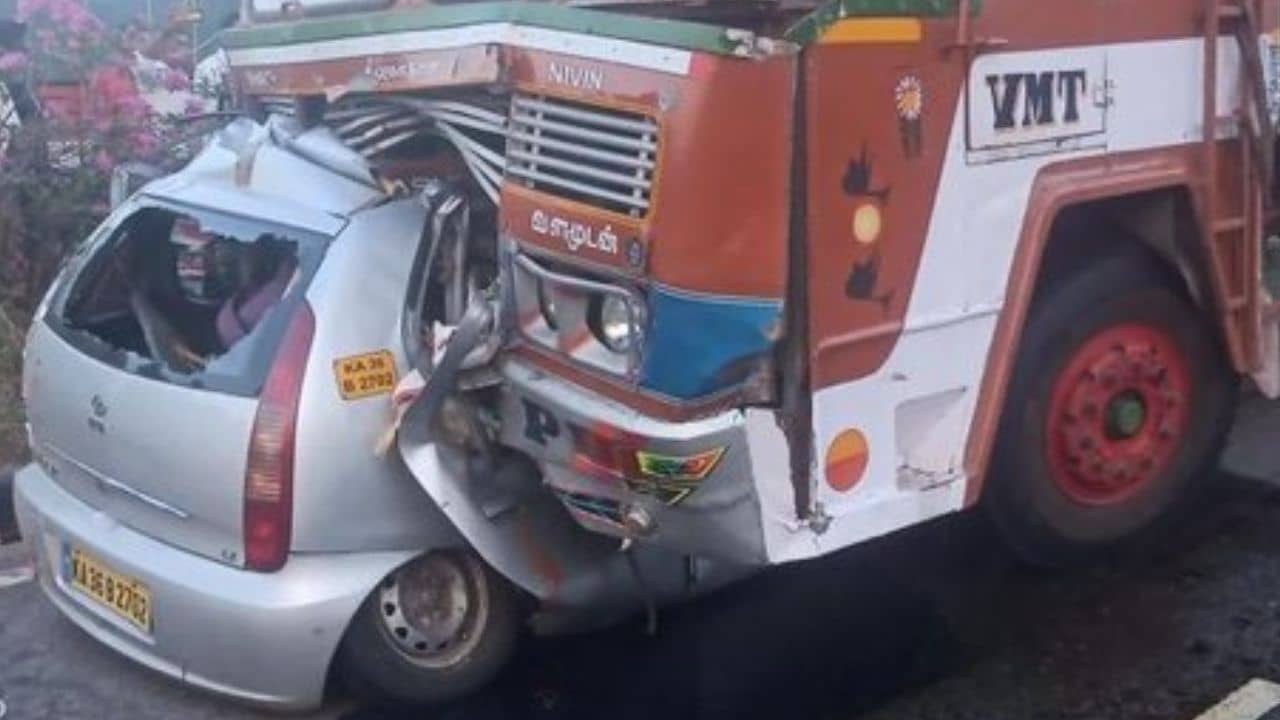 Accident: ঝাপসা দৃষ্টি, ধাক্কা মারতেই তালগোল পাকিয়ে ট্রাকের নীচে ঢুকে গেল গাড়ি, উদ্ধার দলা পাকানো ৬টি দেহ