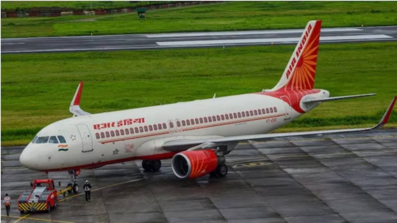 Air India Pilot: ককপিটে বান্ধবীকে ঢুকিয়েছিলেন, দিতে বলেছিলেন মদ! সাসপেন্ড এয়ার ইন্ডিয়ার বিমানচালক
