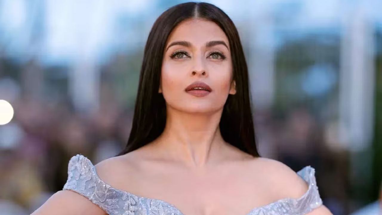 Aishwarya Rai Bachchan: কাঁটা চামচ দিয়ে কি সিঙাড়া খাওয়া যায়! ব্রিটিশ সাংবাদিককে নিজে হাতে সিঙাড়া খাওয়া শেখালেন ঐশ্বর্যা