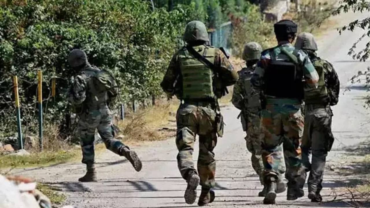 Army Shoots Pak Drone: জঙ্গি হামলার রেশ না কাটতেই কাশ্মীর সীমান্তে উড়ল ড্রোন, গুলি করে নামাল সেনা