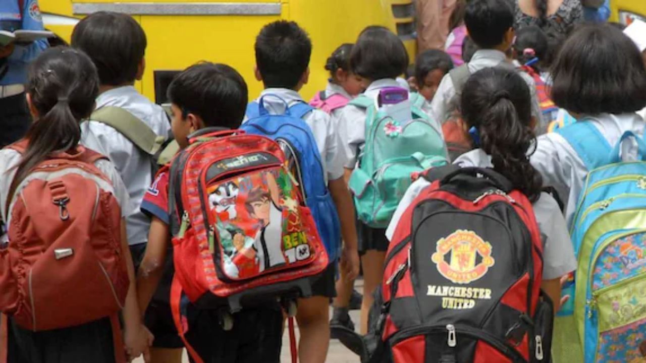 School bag Ban: হিংসা ঠেকাতে বিশেষ পদক্ষেপ, পড়ুয়াদের ব্যাগ নিয়ে স্কুলে যাওয়ায় নিষেধাজ্ঞা জারি