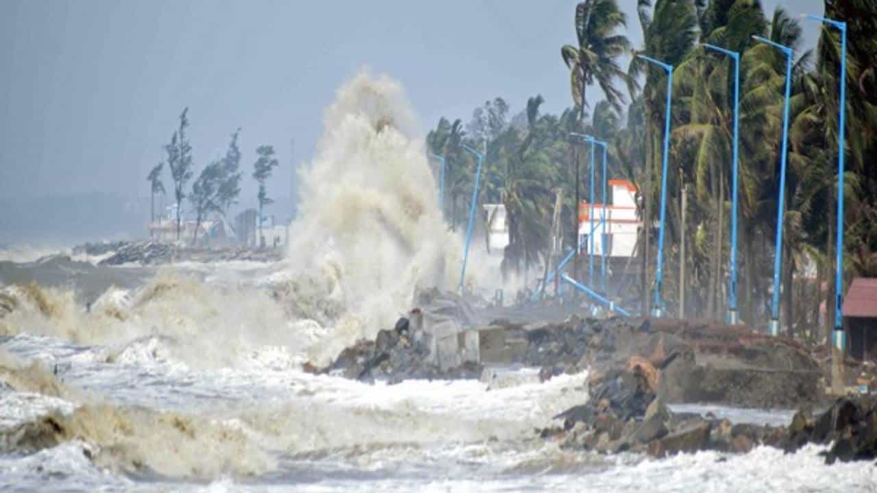 Cyclone Mocha: কক্সবাজার কাঁপাচ্ছে ‘মোখা’, বাংলাদেশে শুরু হয়েছে অতি প্রবল ঘূর্ণিঝড়ের তাণ্ডব Cyclone Mocha: কক্সবাজার কাঁপাচ্ছে ‘মোখা’, বাংলাদেশে শুরু হয়েছে অতি প্রবল ঘূর্ণিঝড়ের তাণ্ডব